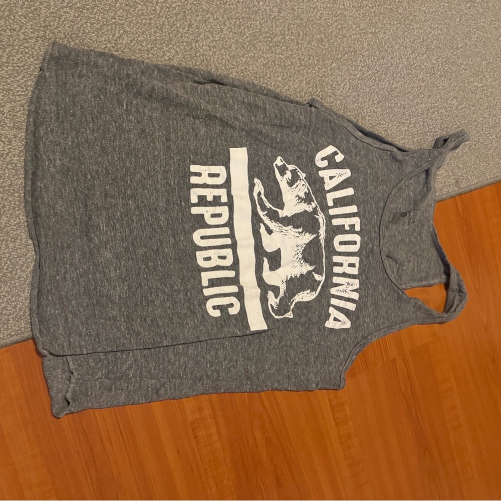 Men’s workout tank bundle - Picture 3 of 3